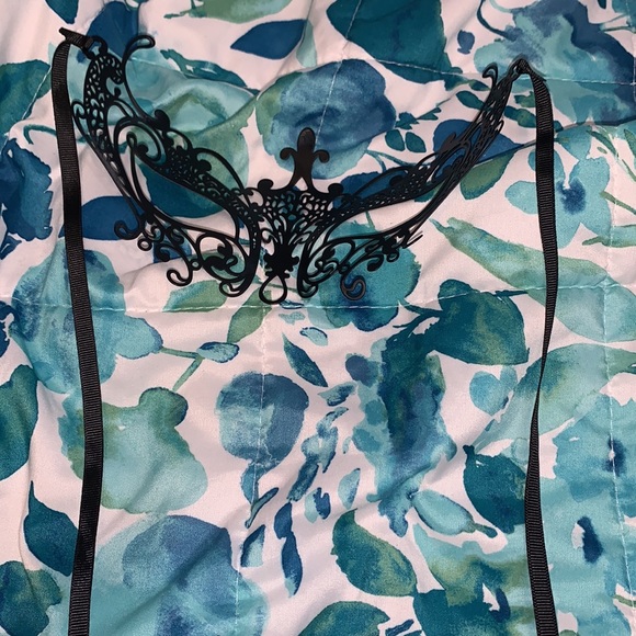 Black masquerade mask - Picture 3 of 4